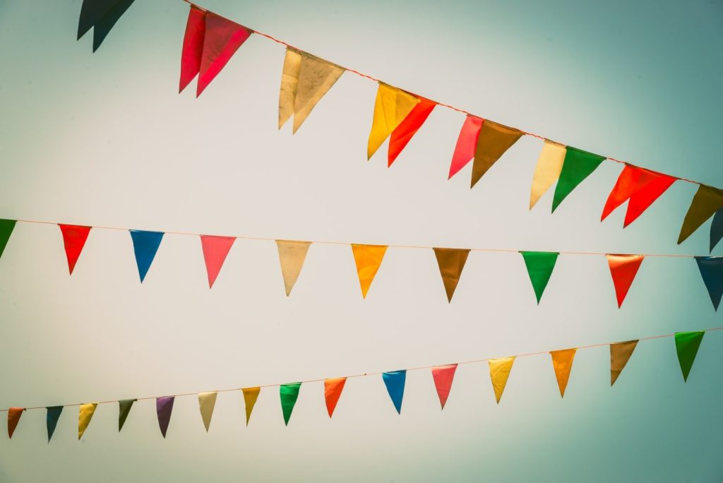 Dicas de festa junina: como celebrar em casa? | Foto de bandeirinhas coloridas | Atacadão