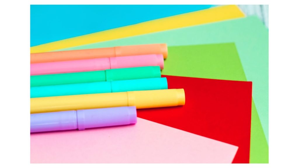 Decoração de festa junina: saiba como preparar o ambiente | Foto folhas e canetinhas coloridas em cloes up. | Atacadão