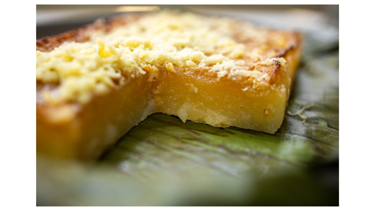 Bolos para servir na festa junina | Foto em close up de um bolo de mandioca cremoso. | Atacadão