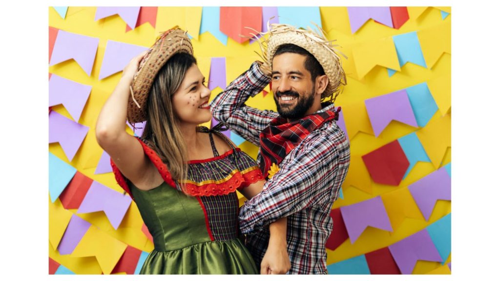 Dicas de festa junina: como celebrar em casa? | Foto de um casal dançando em festa junina | Atacadão