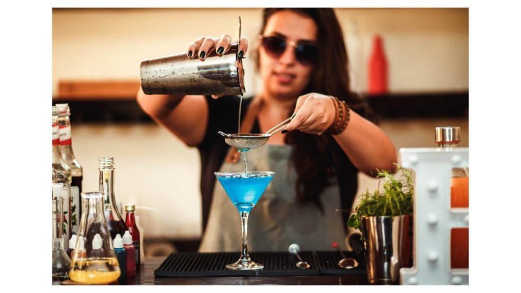 As melhores dicas para comprar bebidas no atacado | Foto de uma mulher preparando um drink | Atacadão