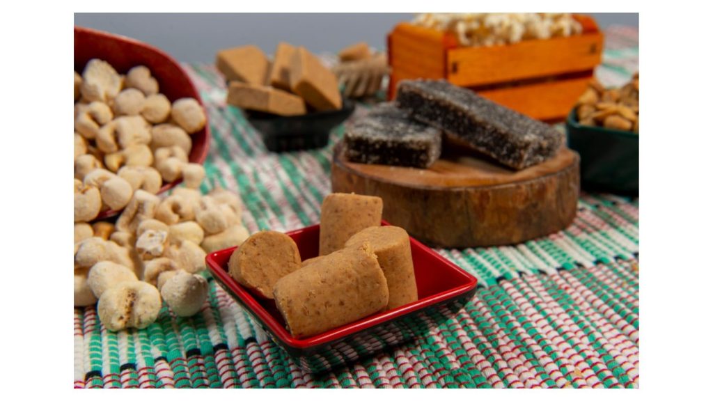 Dicas de decoração para festa junina: as melhores ideias | Diversos pratos típicos de festa junina na mesa | Atacadão