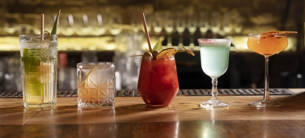 Quais são as tendências do mercado de bebidas? | Uma mesa com vários drinks alcoólicos diferentes | Atacadão