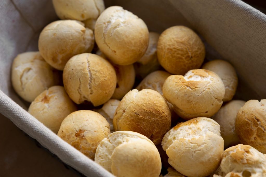 Receitas para o café da manhã: dicas do que fazer | Foto de uma cesta com pães de queijo assados. | Atacadão