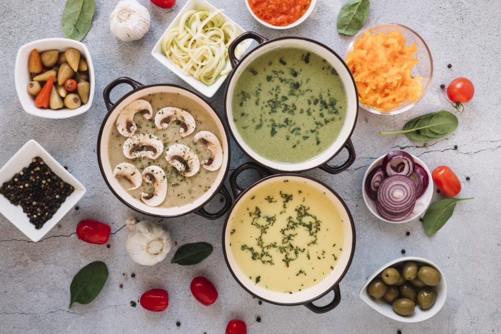 Dicas de pratos salgados para festa junina | Foto de algumas panelinhas contendo diferentes tipos de sopas. | Atacadão