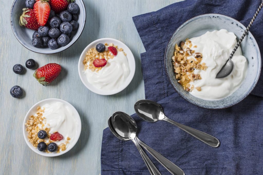 Iogurte com granola e frutas l Atacadão