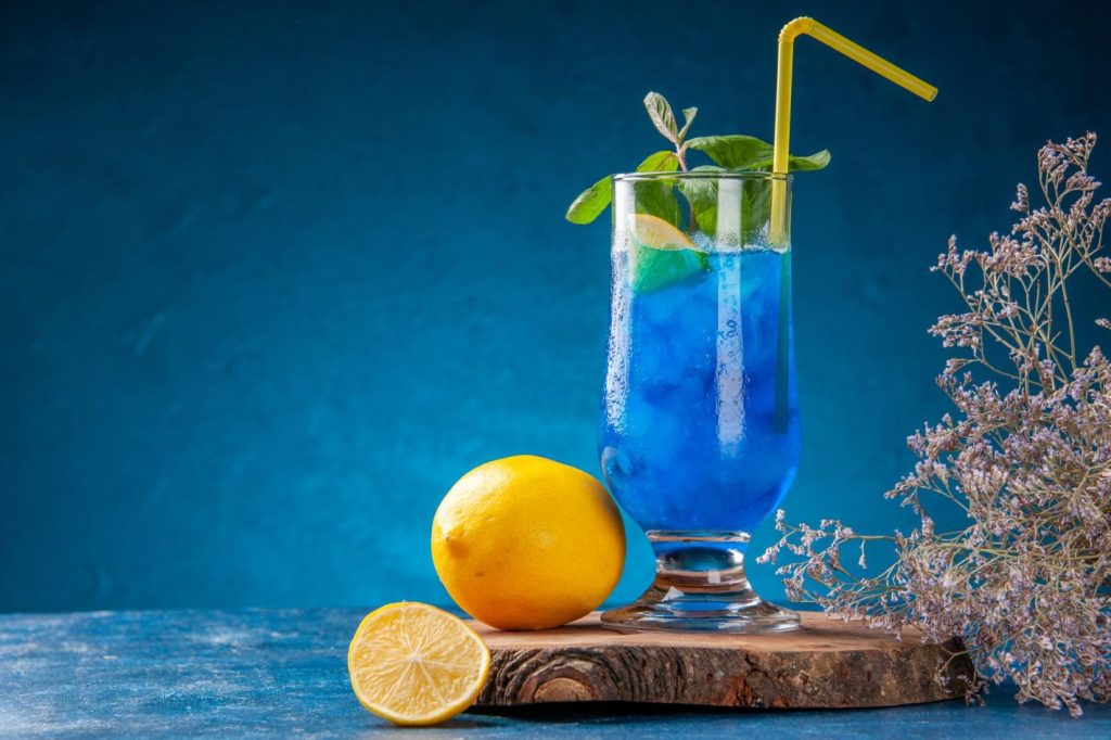 Drinks para o Dia dos Namorados | Foto de taça com drink azul com laranjas | Atacadão