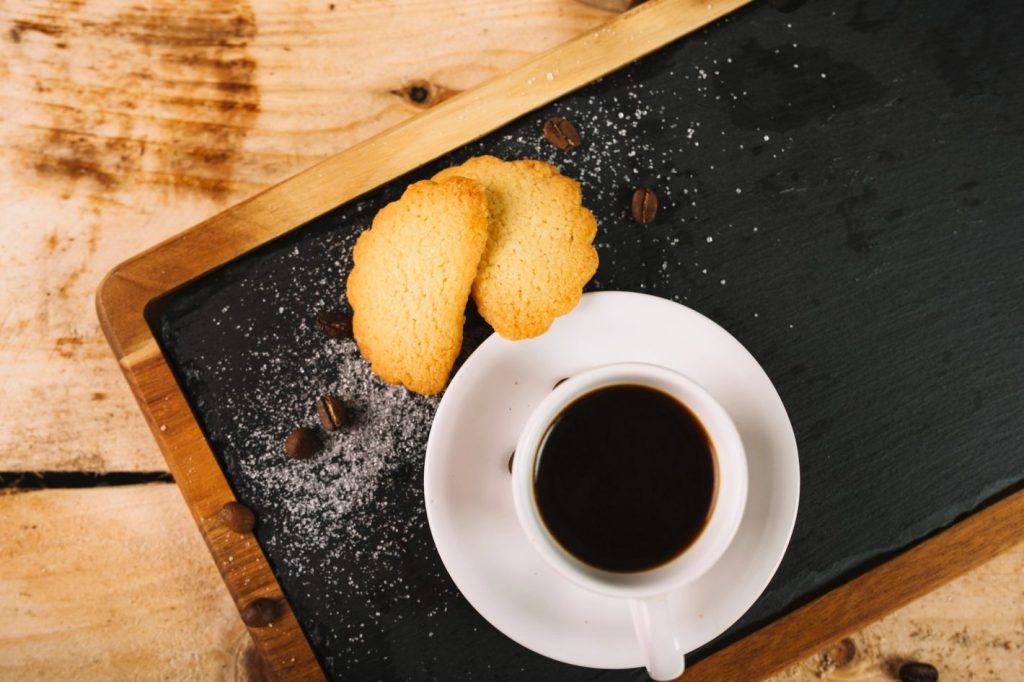 Produtos de cafeteria que valem a pena comprar por atacado | Foto de uma bandeja com um cafézinho acompanhado de biscoitos. | Atacadão