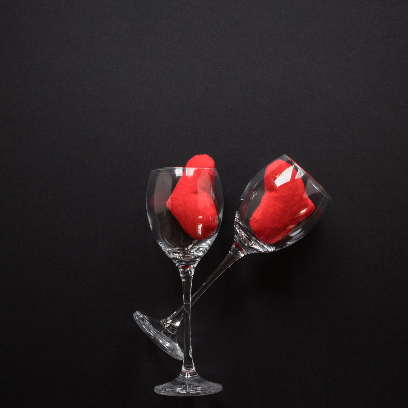 Drinks para o Dia dos Namorados | Foto de taças vazias com corações vermelhos na parte interna | Atacadão