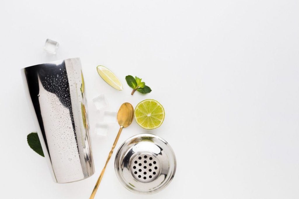 Dicas para montar um bar em casa | Foto de acessórios de bar, com um limão e hortelã ao lado. | Atacadão