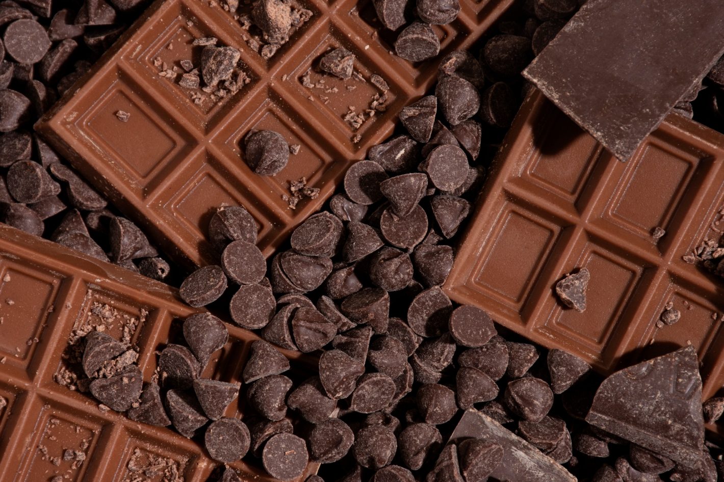 3 sugestões de preparo com chocolate | Foto da vista superior de diferentes chocolates. Atacadão