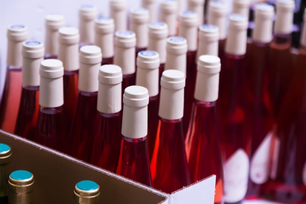 Vantagens de uma distribuidora comprar bebidas no atacado | Foto em close-up de garrafas de vinho | Atacadão