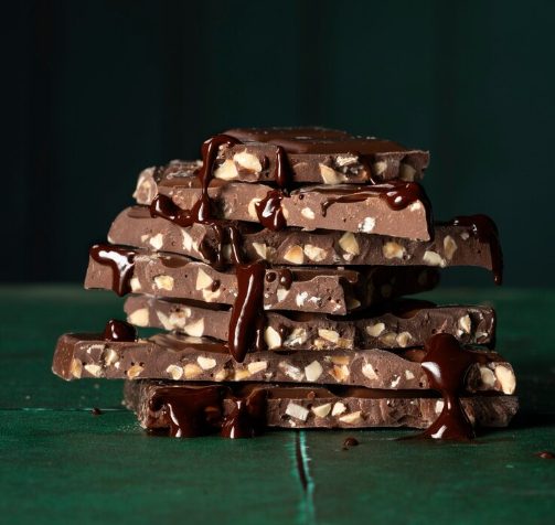 Tipos de chocolate: saiba a diferença entre alguns deles | Foto de pedaços de chocolate com amendoim. | Atacadão