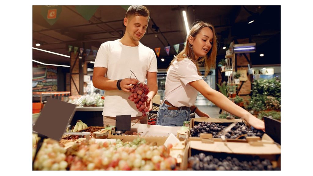 Vendas nos Dia dos Namorados: dicas para sua loja | Foto de uma casal escolhendo frutas em um mercado. | Atacadão
