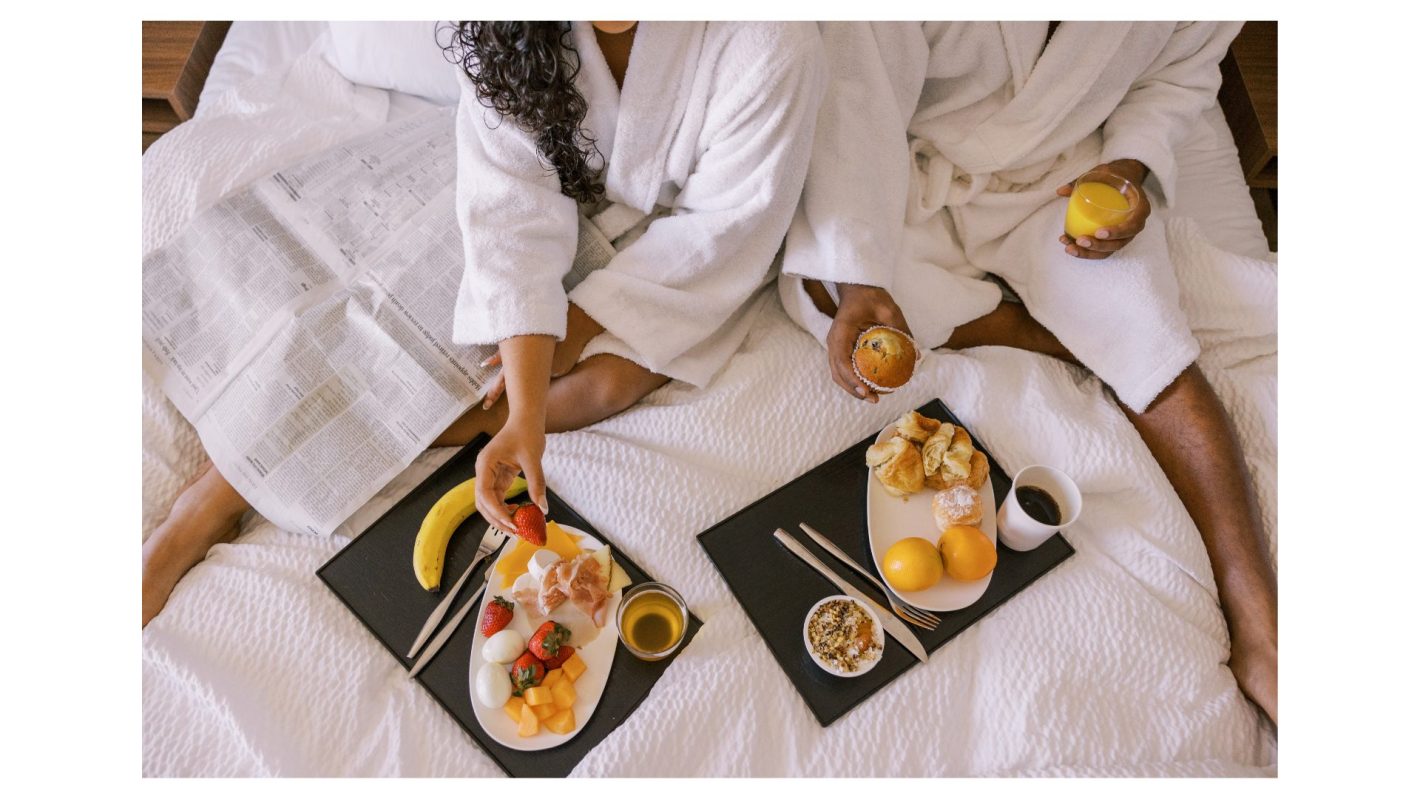 Café da manhã no Dia dos Namorados: opções para um surpreender o mozão | Foto de um casal tomando café da manhã na cama. | Atacadão