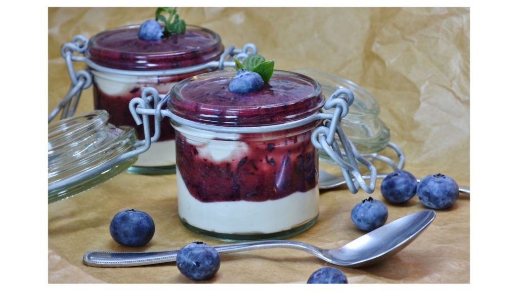 Café da manhã no Dia dos Namorados: opções para um surpreender o mozão | Foto de dois copos com uma sobremesa de mirtilo. | Atacadão