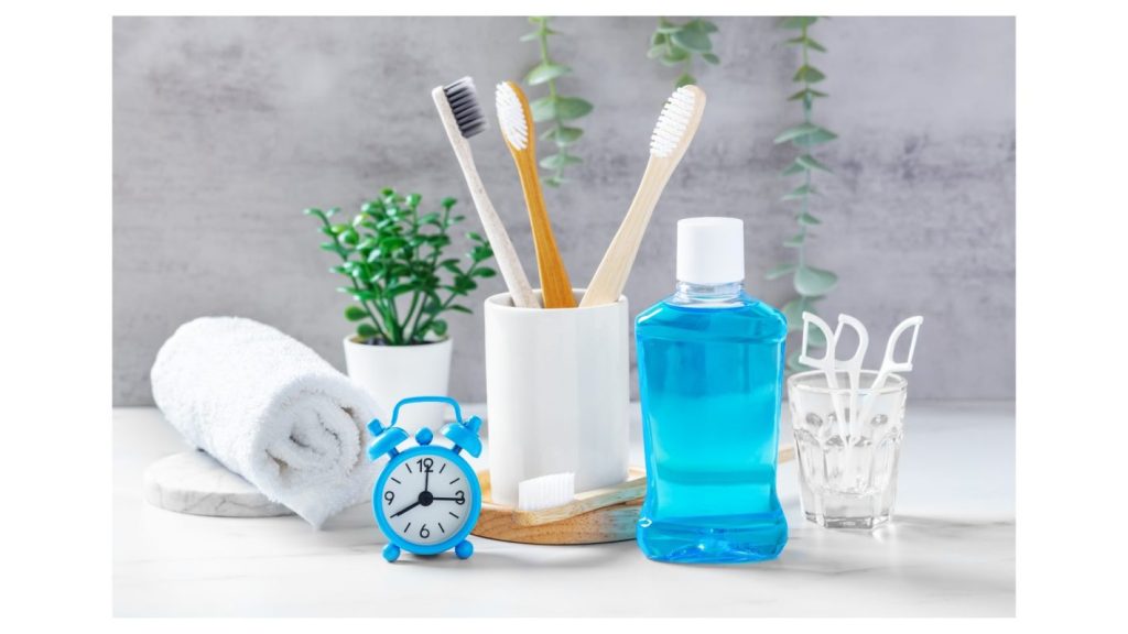 Produtos de higiene bucal no atacado: saiba o que comprar | Foto de produtos de higiene bucal sobre bancada. | Atacadão