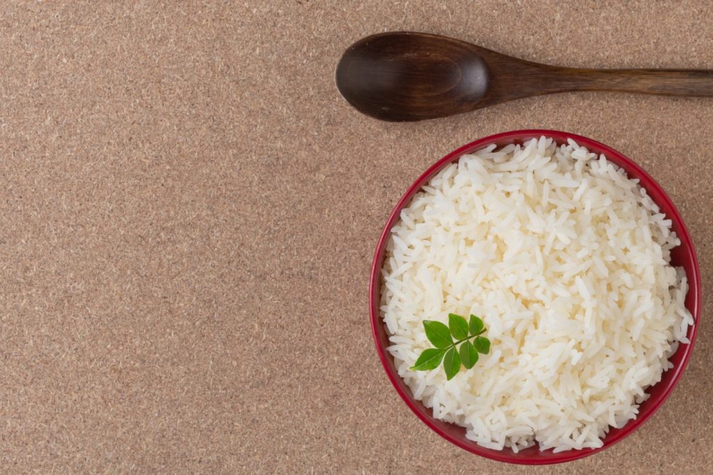 Conheça os benefícios do arroz branco | Foto de uma cumbuca com arroz branco cozido | Atacadão