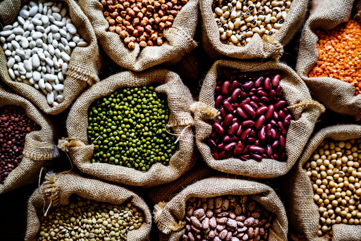 Consumo de feijão: conheça a importância do alimento | Foto de sacos com diferentes tipos de feijões | Atacadão