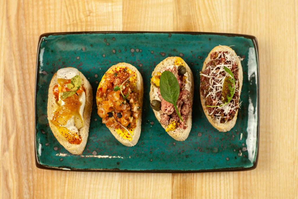 Conheça duas opções de bruschetta para fazer em casa