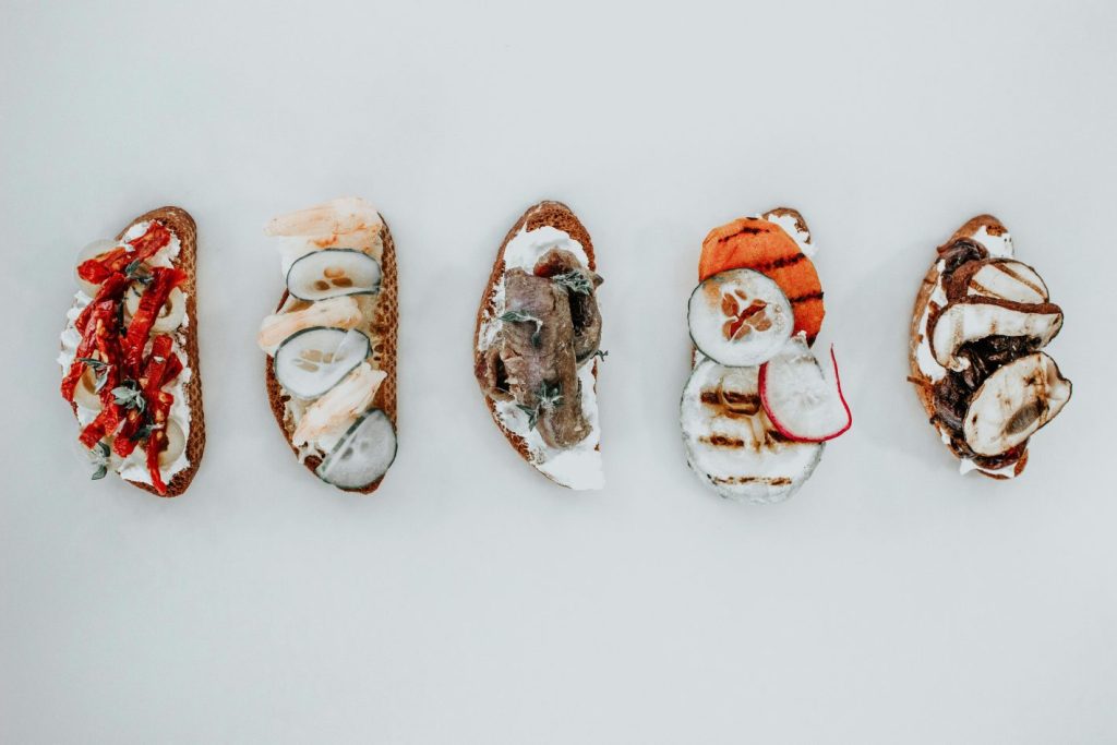 Conheça duas opções de bruschetta para fazer em casa