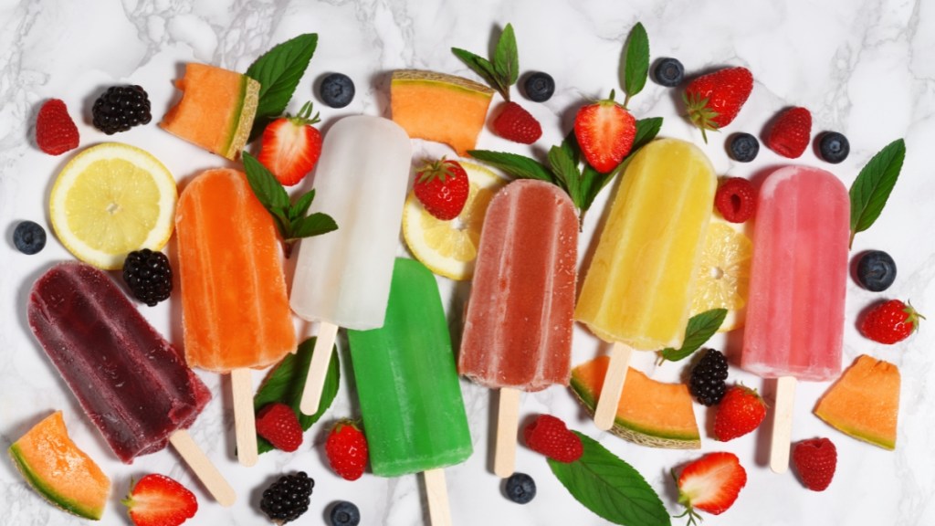 Como fazer picolés alcoólicos e bebidas congeladas para refrescar o Carnaval