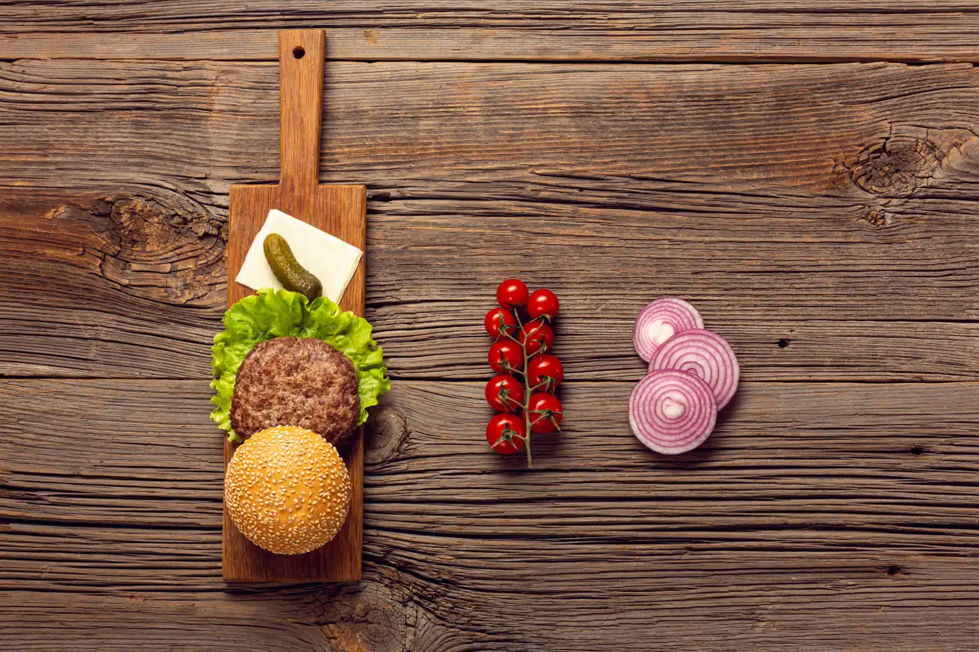 Acompanhamentos para hambúrguer: molhos, picles e bacon