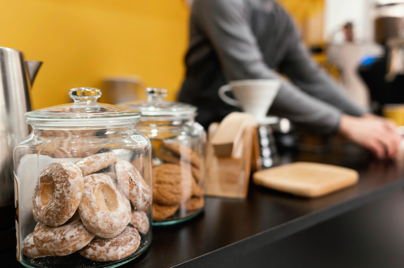 O cantinho do café pode transformar uma espera comum em uma experiência mais acolhedora para clientes, fornecedores e colaboradores. Em uma recepção, escritório, loja, salão ou área de atendimento, uma bebida bem servida comunica cuidado sem exigir uma estrutura completa de cafeteria.